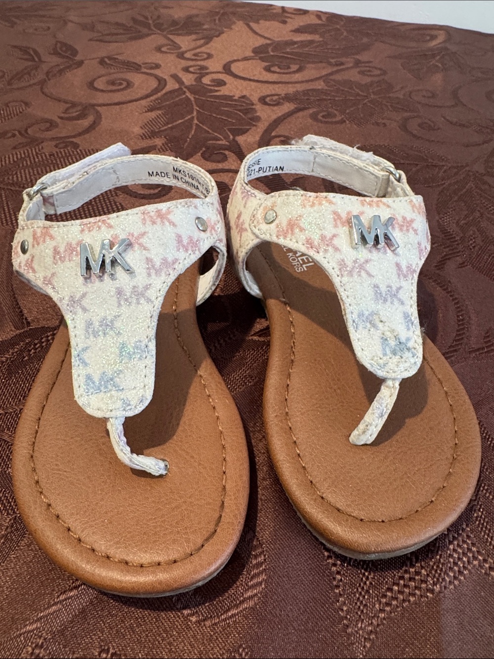 🌟3/$15🌟 Michael Kors Kids White Glitter Logo Thong Sandals. Toddler 8